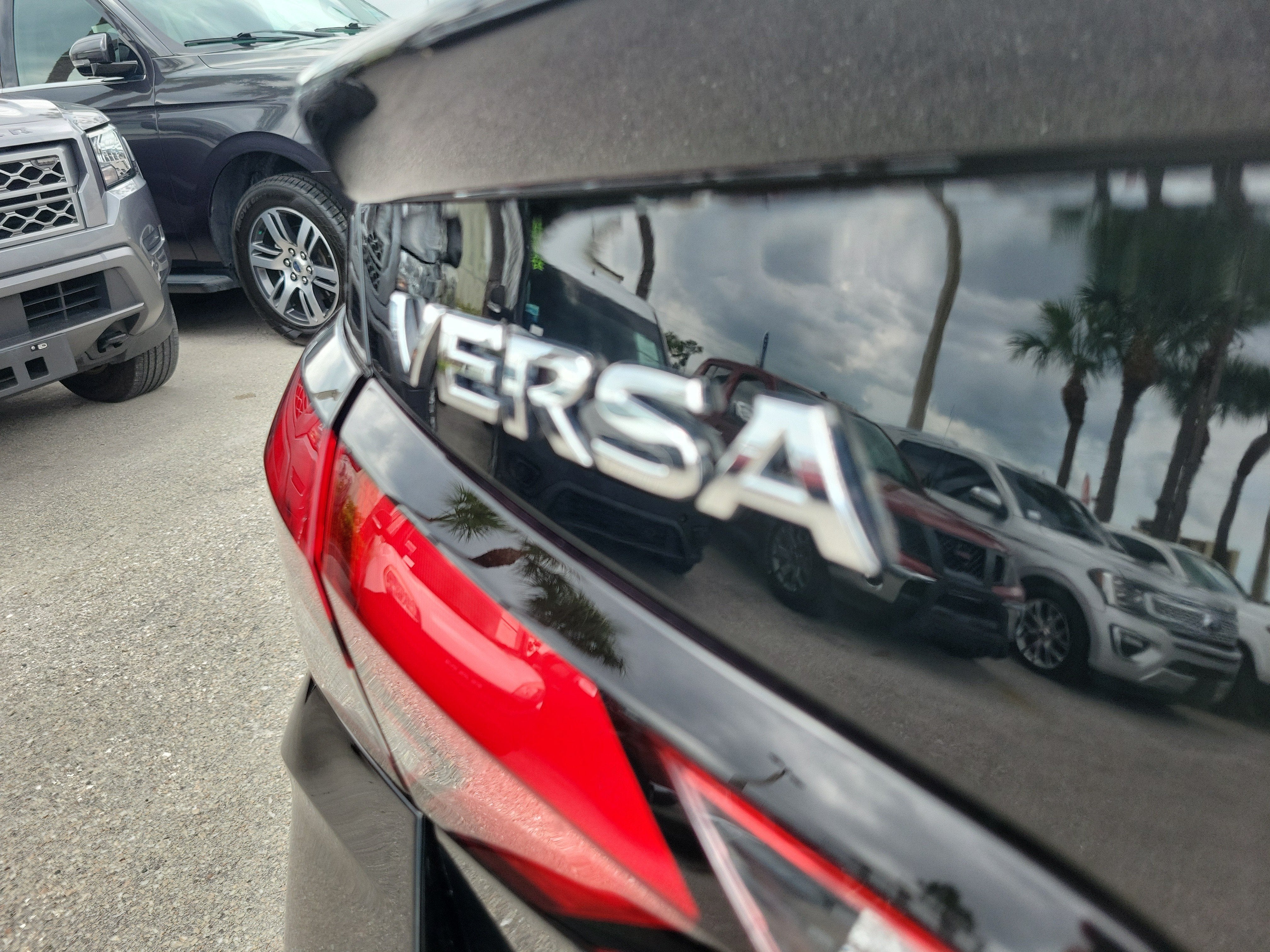 2025 Nissan Versa SR
