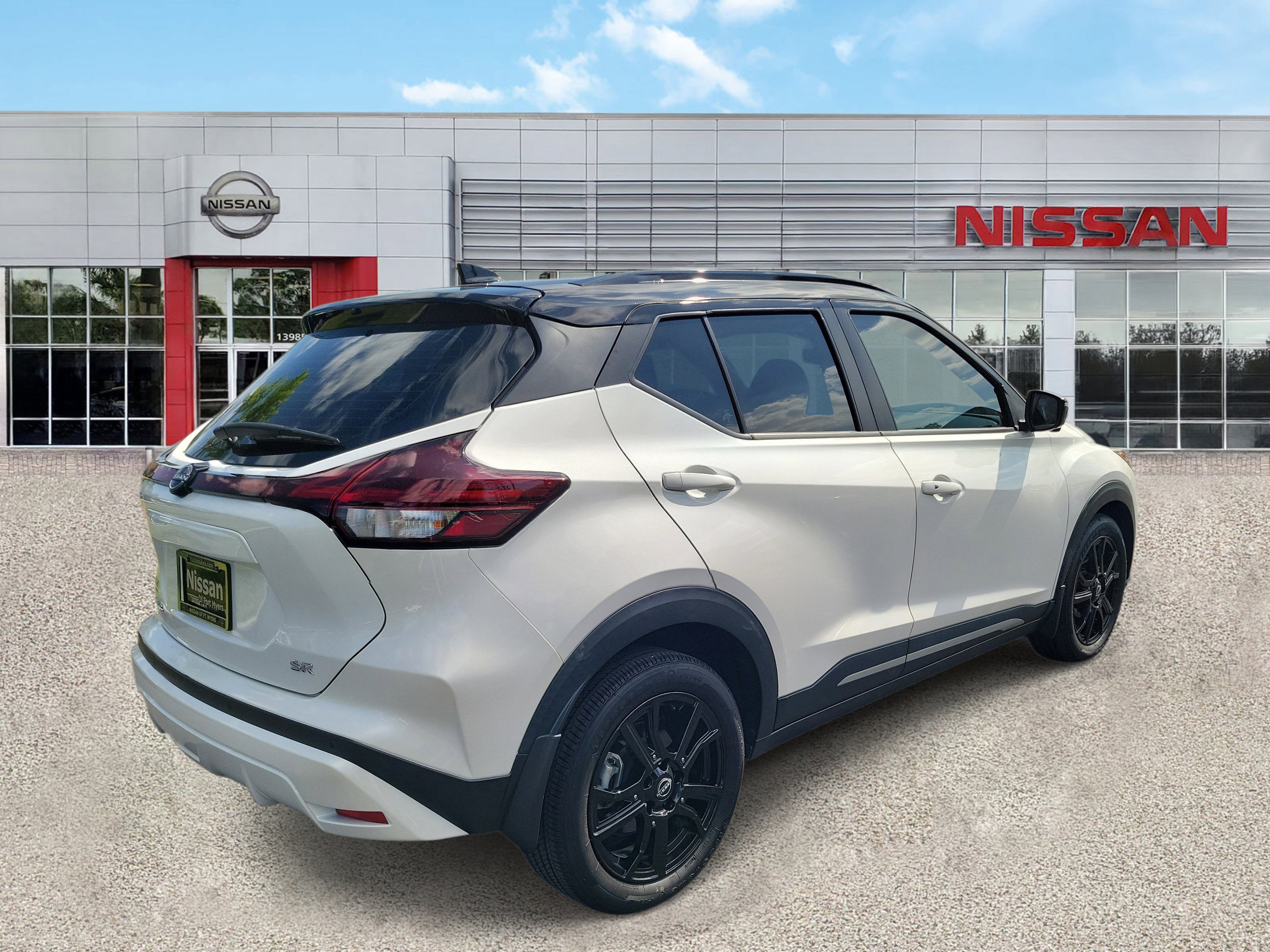 2023 Nissan Kicks SR