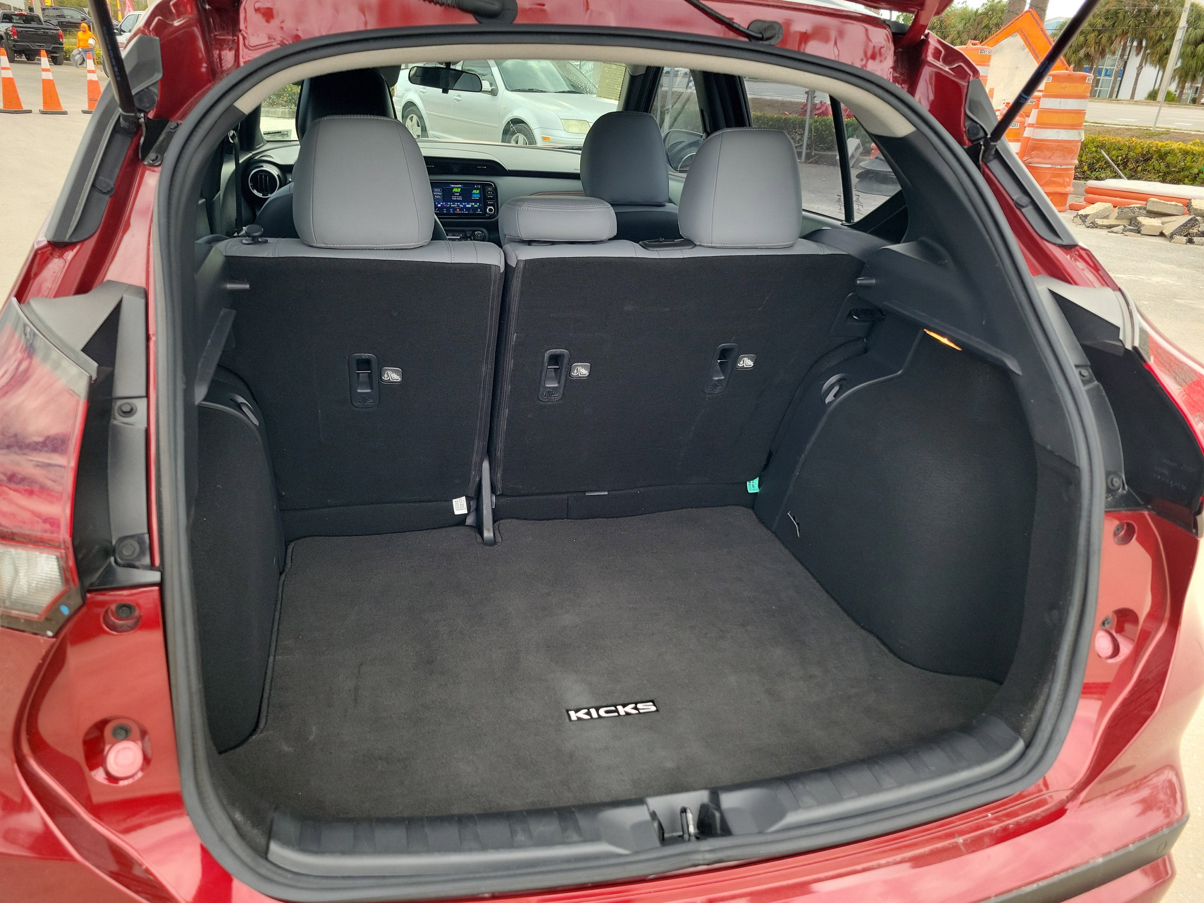 2022 Nissan Kicks SR