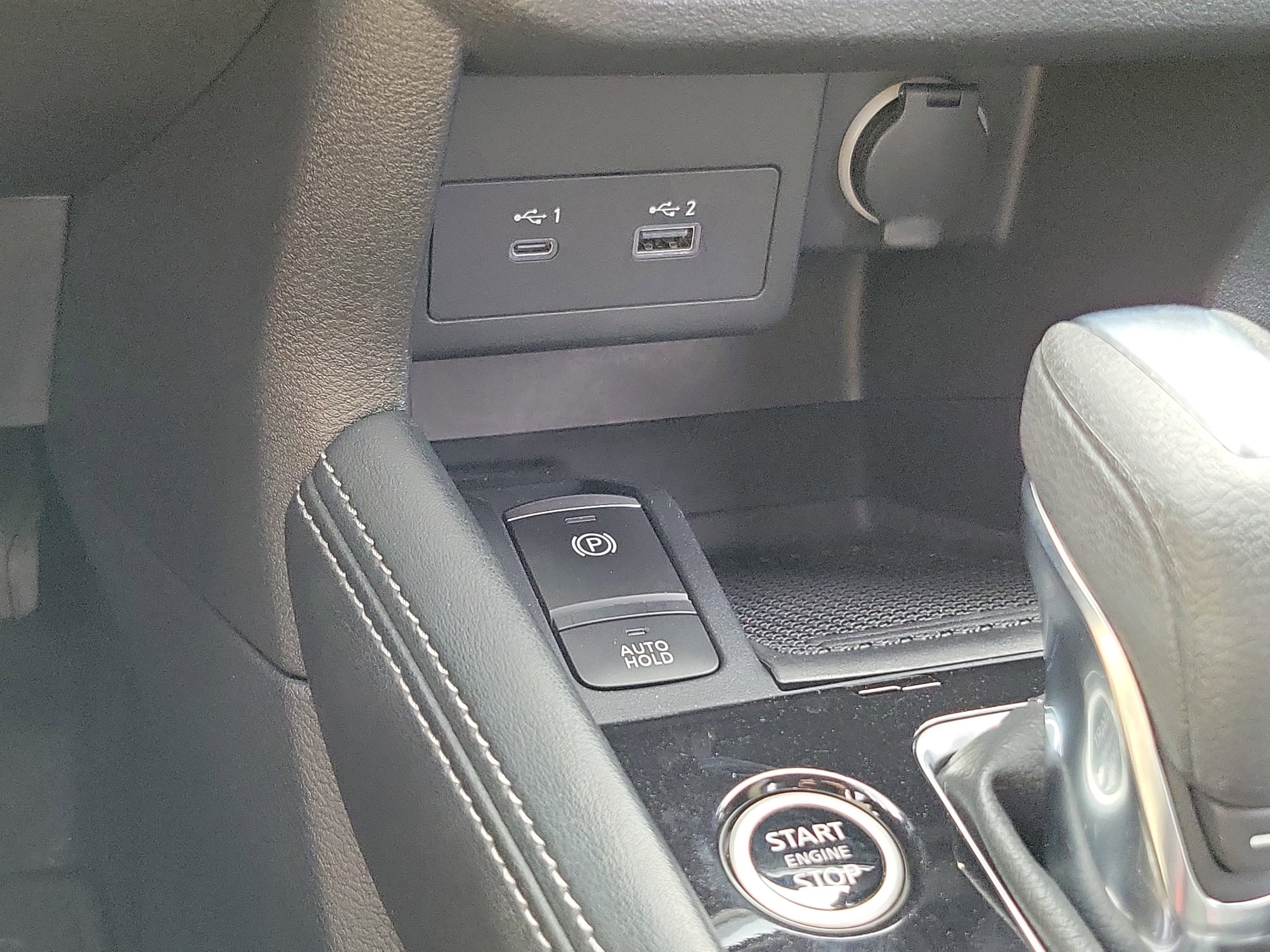 2022 Nissan Kicks SR