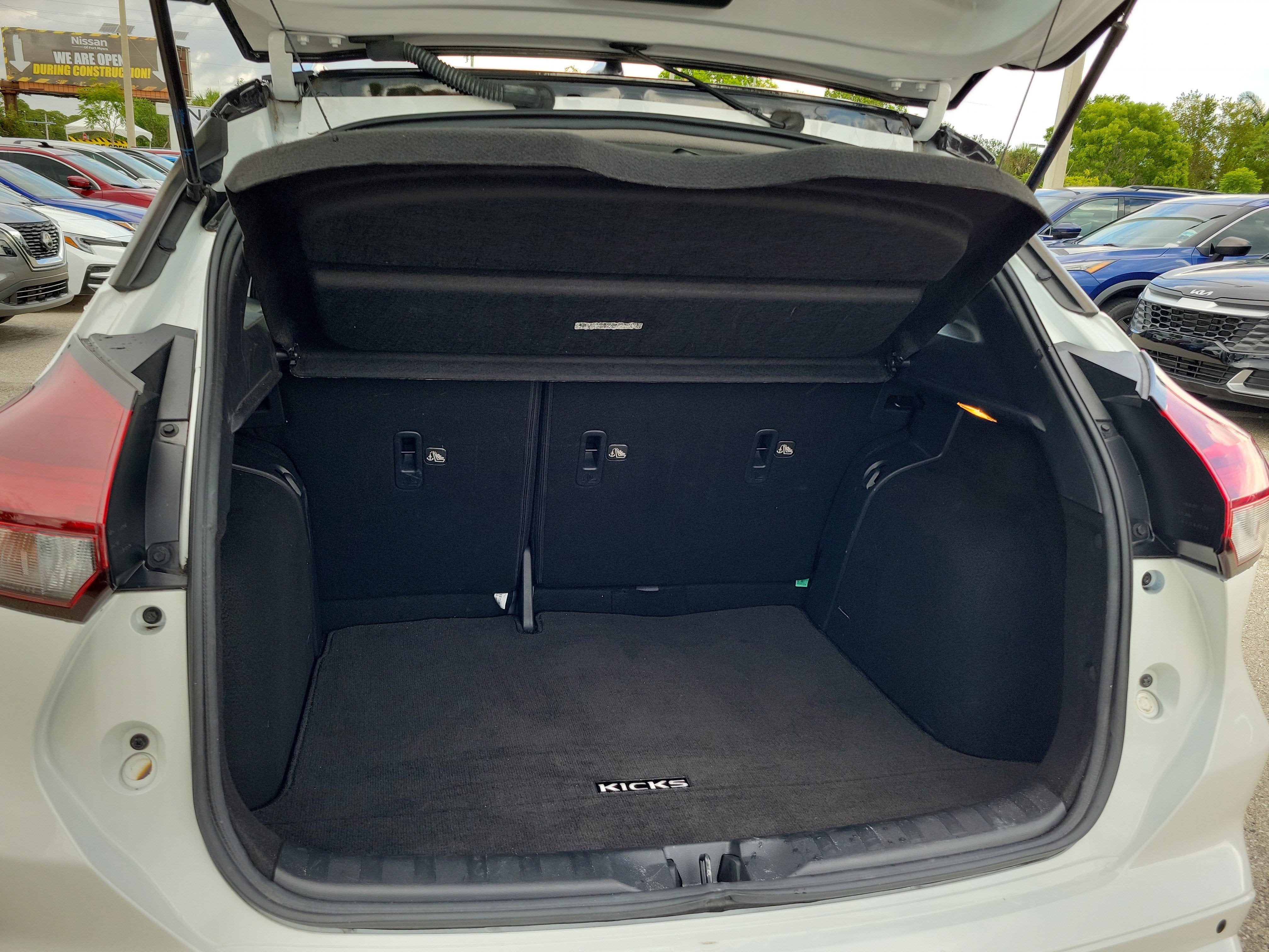 2023 Nissan Kicks SR