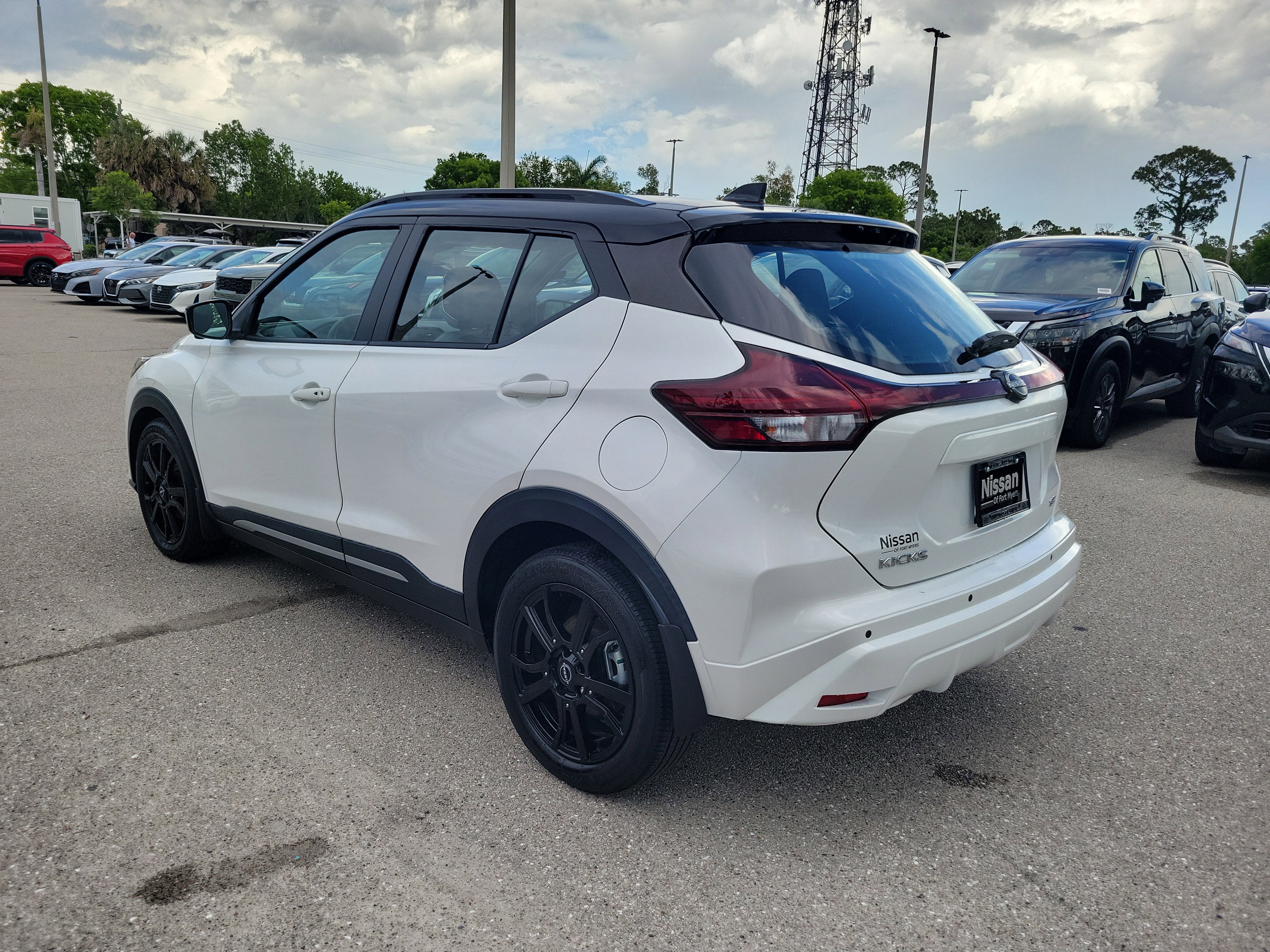 2023 Nissan Kicks SR