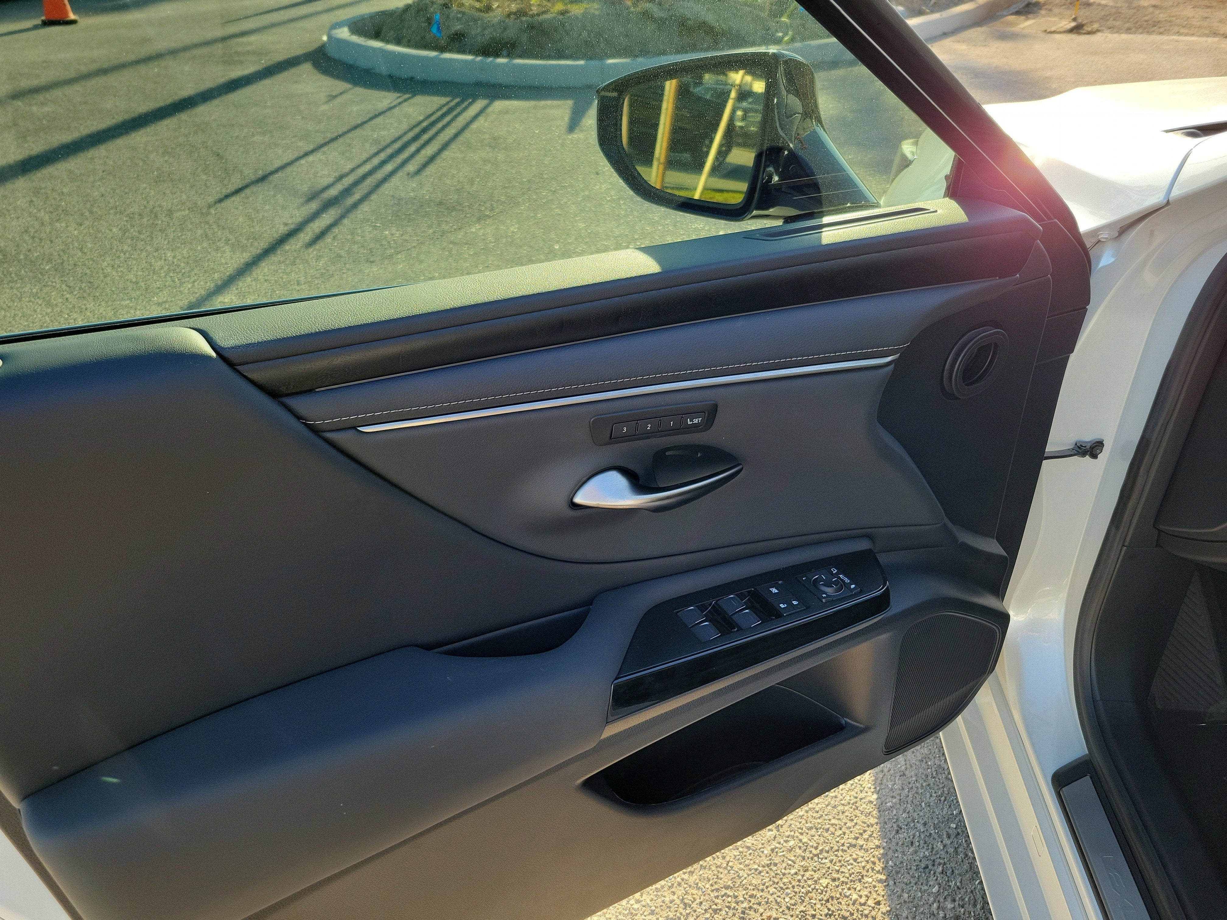 2023 Lexus ES ES 300h Luxury