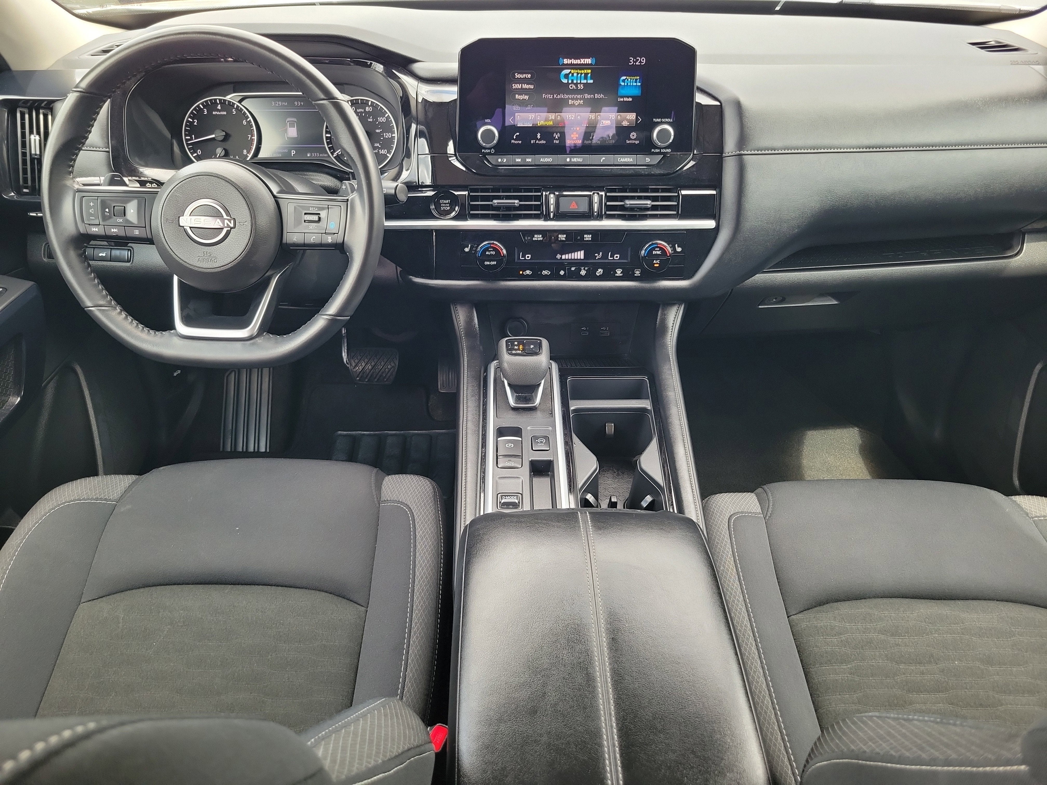 2025 Nissan Pathfinder SV