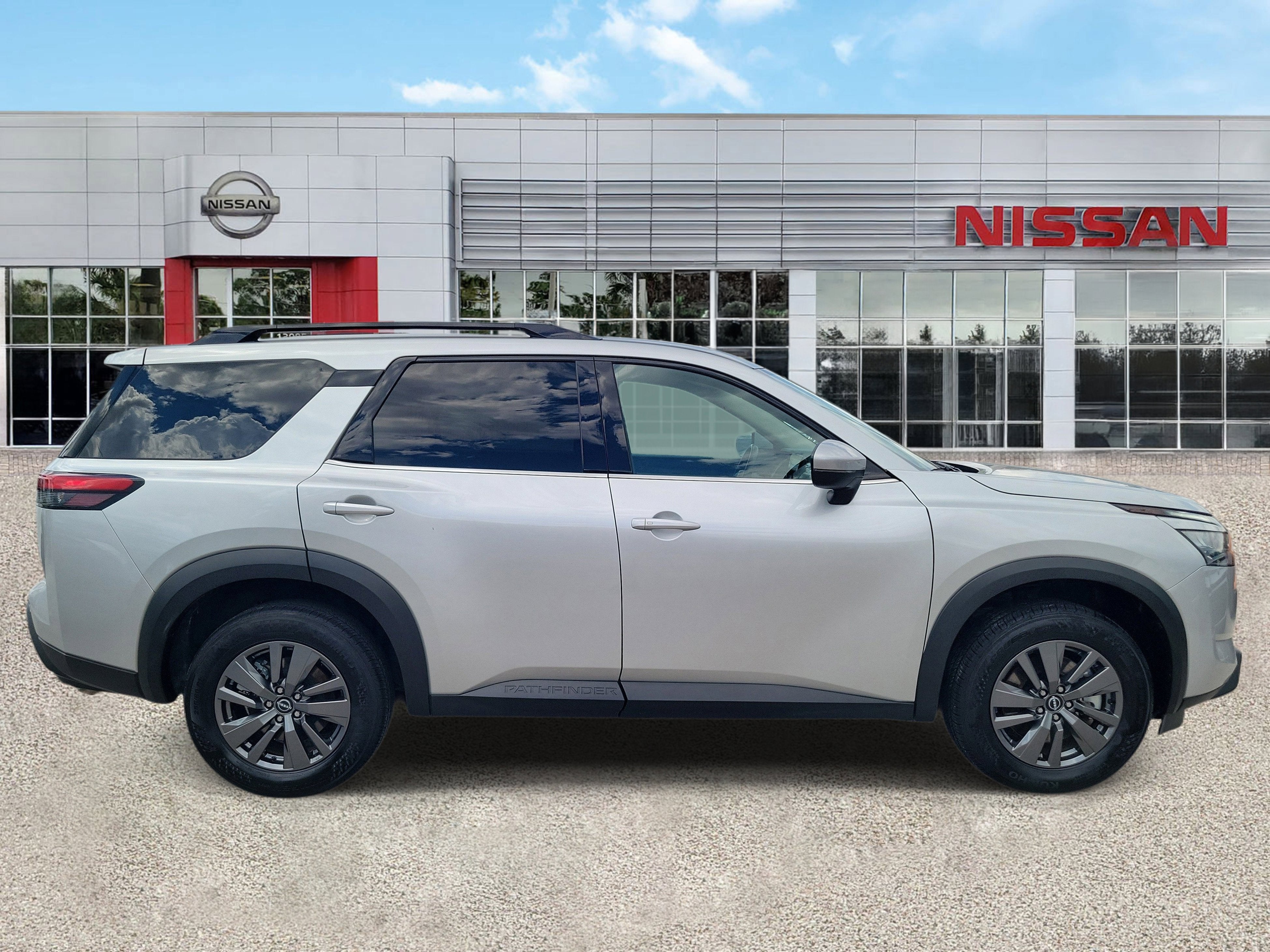 2025 Nissan Pathfinder SV