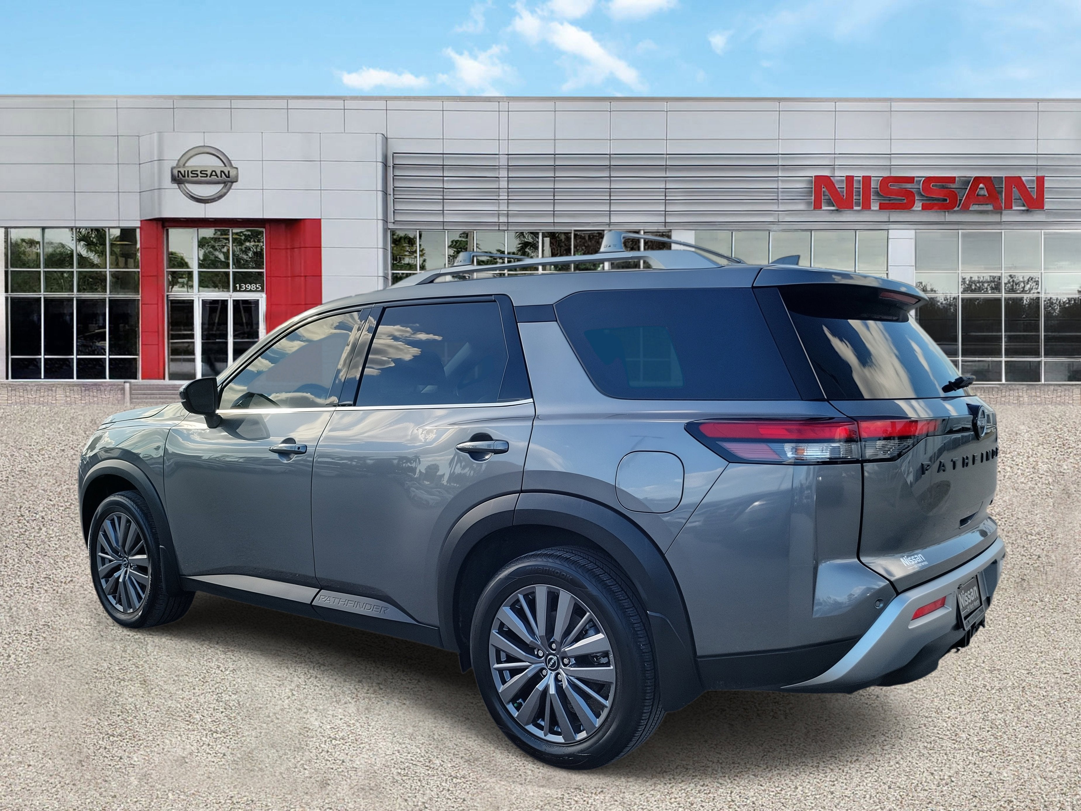 2024 Nissan Pathfinder SL