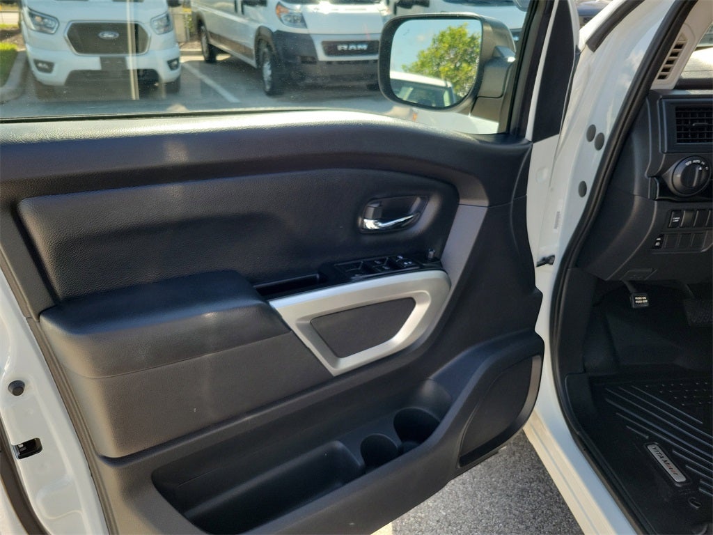 2023 Nissan Titan SV