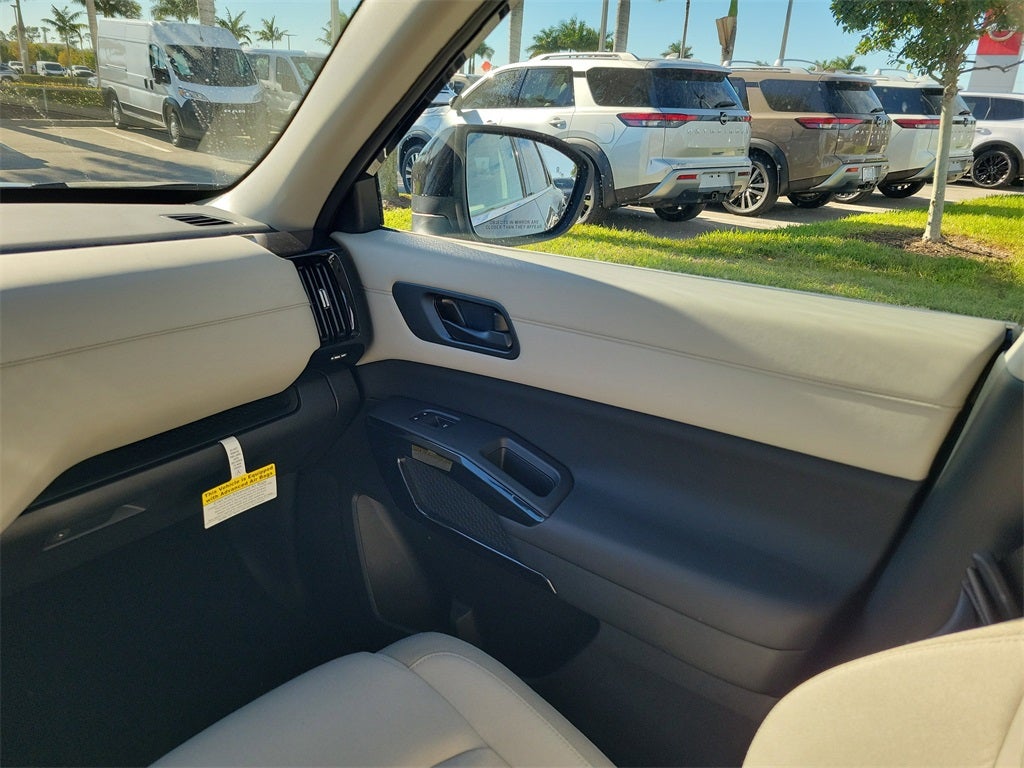 2025 Nissan Pathfinder SV