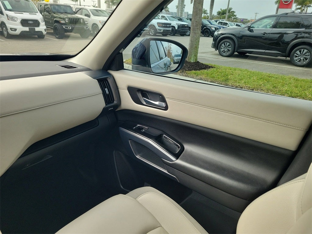 2023 Nissan Pathfinder SL