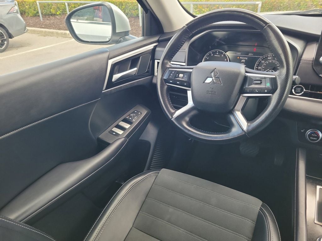 2024 Mitsubishi Outlander SE