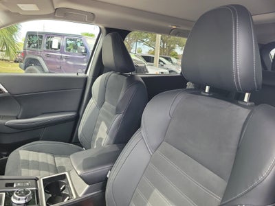 2023 Mitsubishi Outlander SE