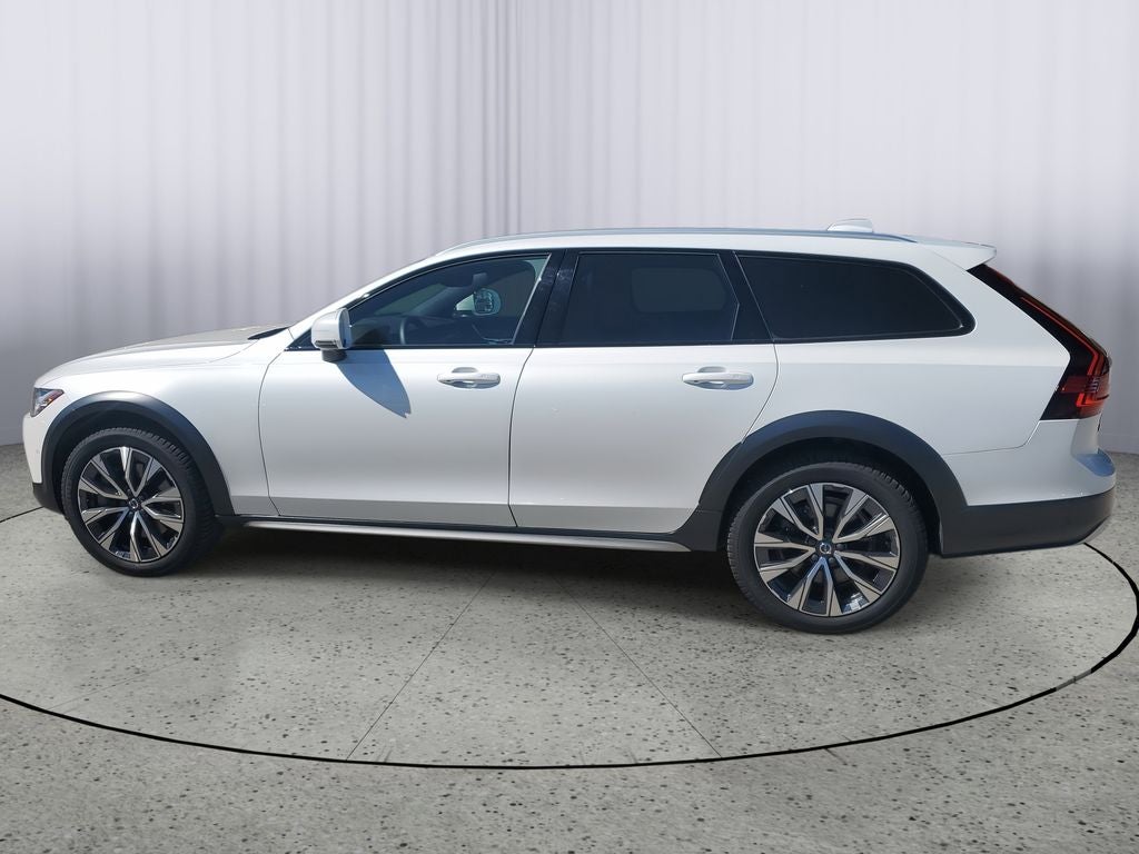2022 Volvo V90 Cross Country B6