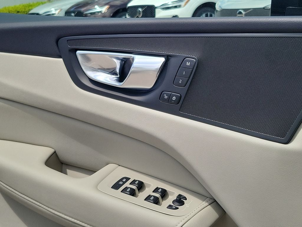 2025 Volvo XC60 Plus