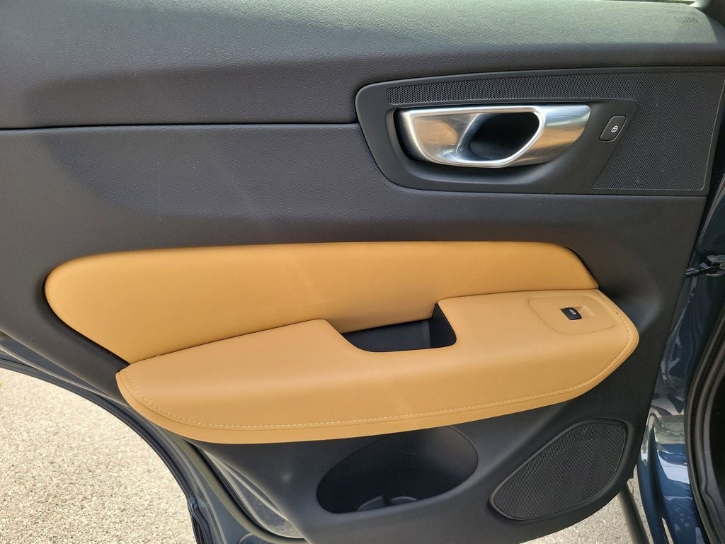 2023 Volvo XC60 Ultimate Dark Theme