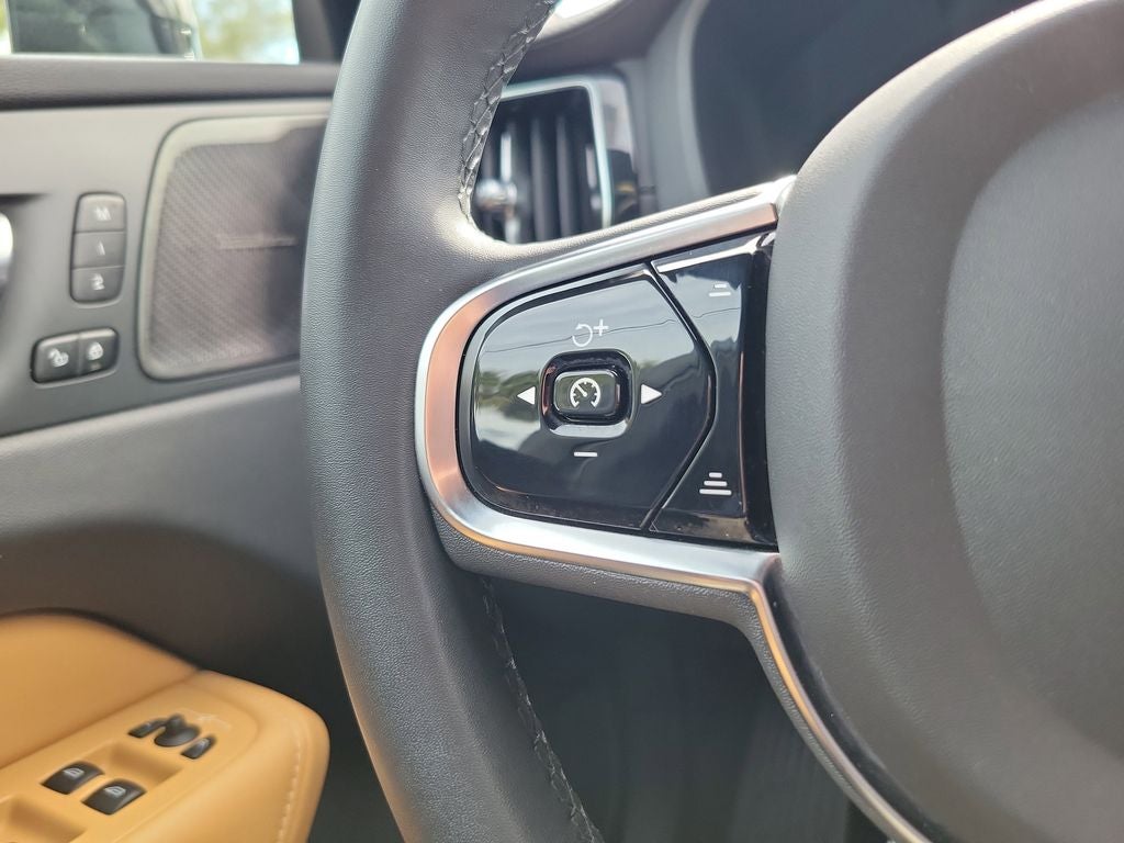 2023 Volvo XC60 Ultimate Dark Theme