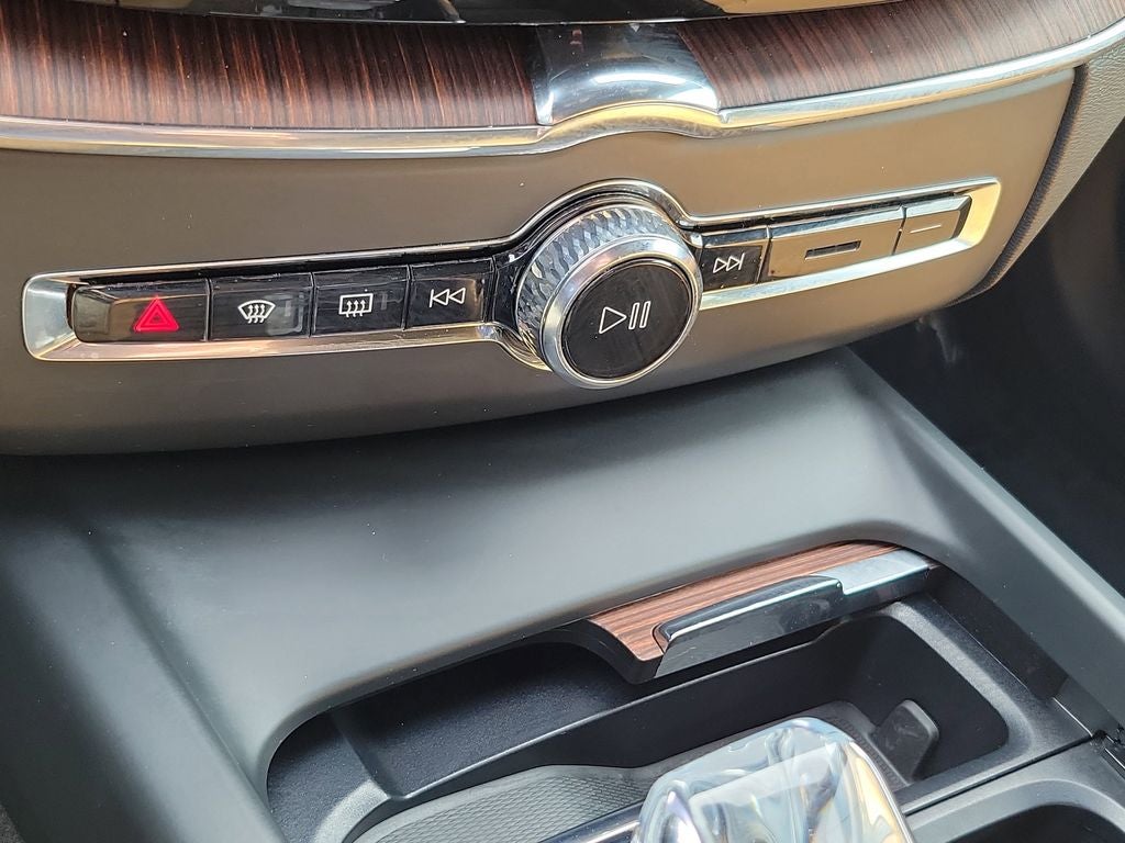 2023 Volvo XC60 Ultimate Dark Theme