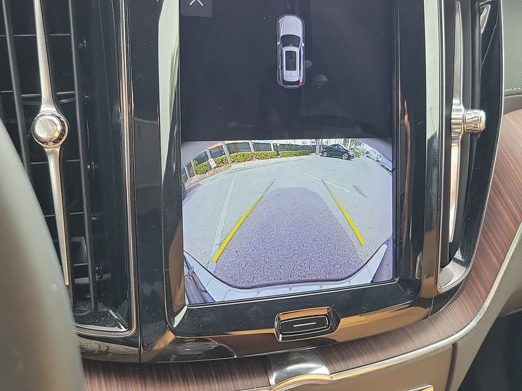 2023 Volvo XC60 Ultimate Dark Theme