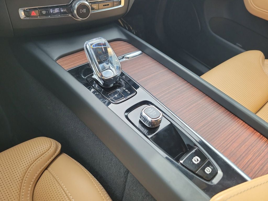 2023 Volvo XC60 Ultimate Dark Theme