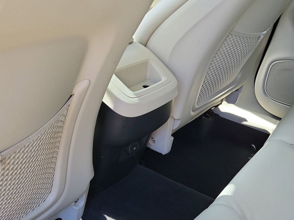 2023 Volvo XC60 Plus Bright Theme