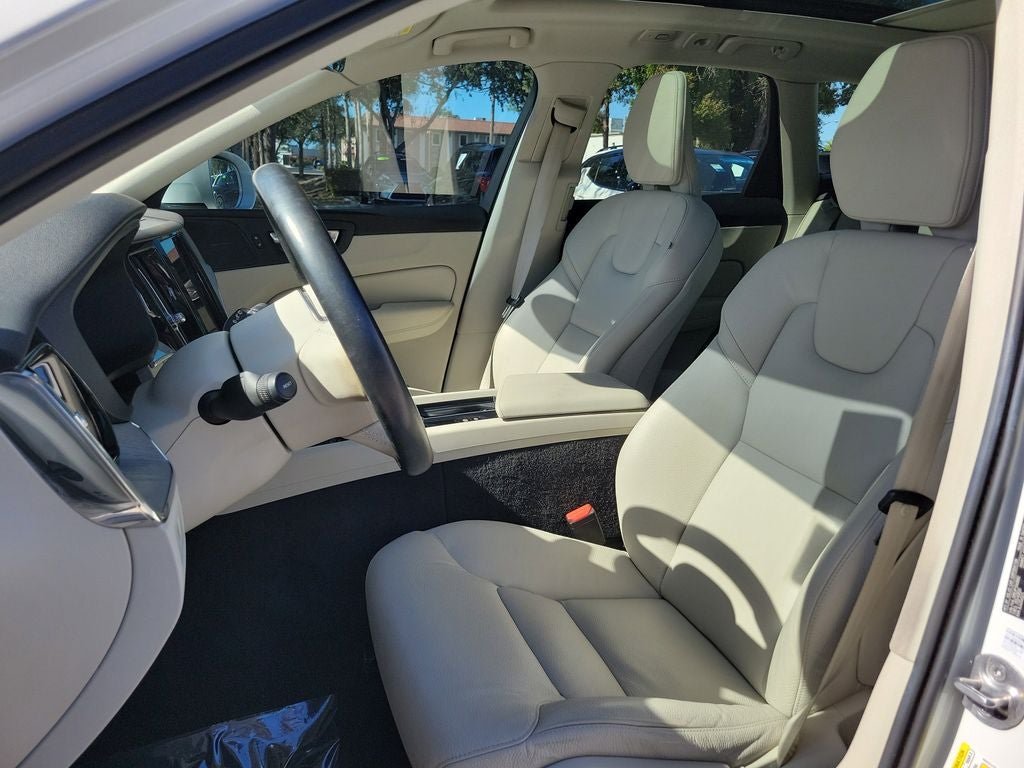 2023 Volvo XC60 Plus Bright Theme