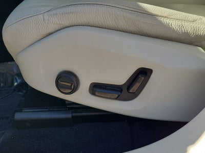 2023 Volvo XC60 Plus Bright Theme