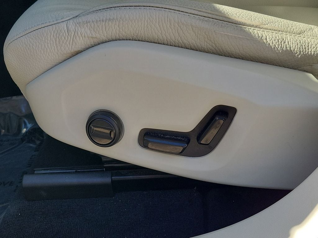 2023 Volvo XC60 Plus Bright Theme