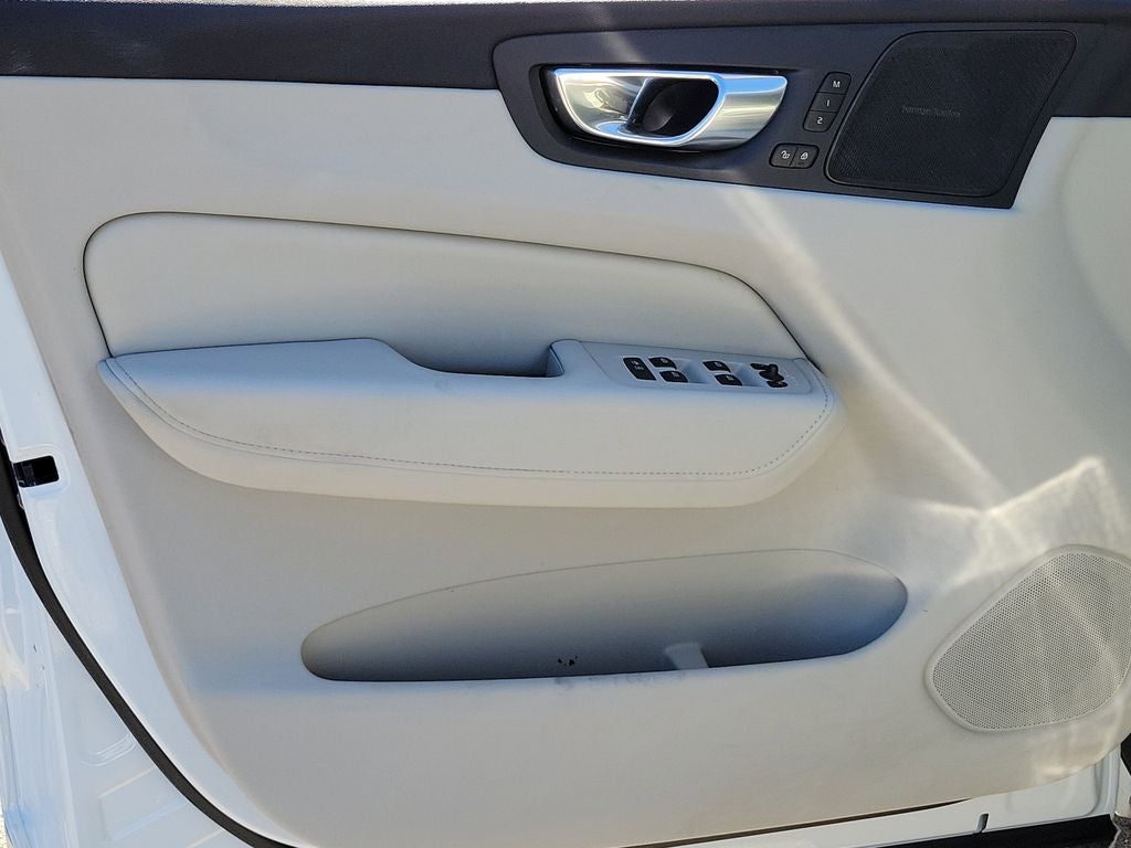 2023 Volvo XC60 Plus Bright Theme