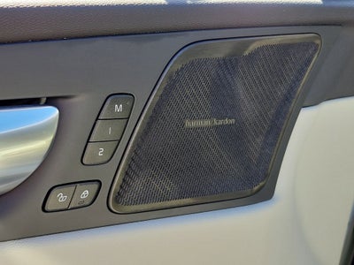 2023 Volvo XC60 Plus Bright Theme
