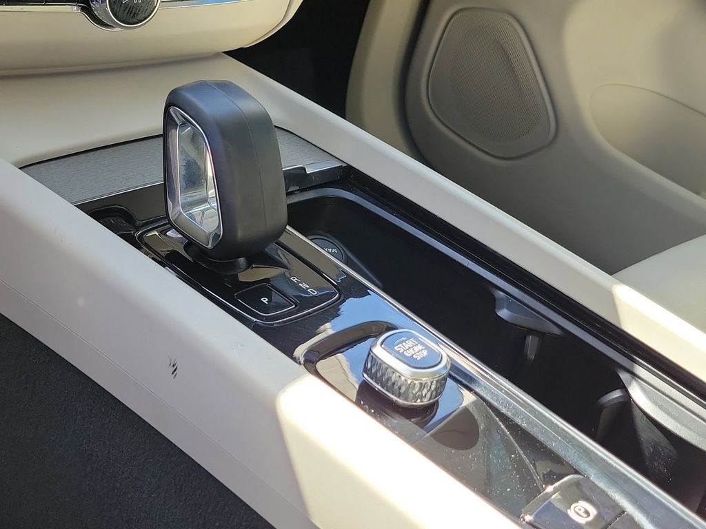 2023 Volvo XC60 Plus Bright Theme