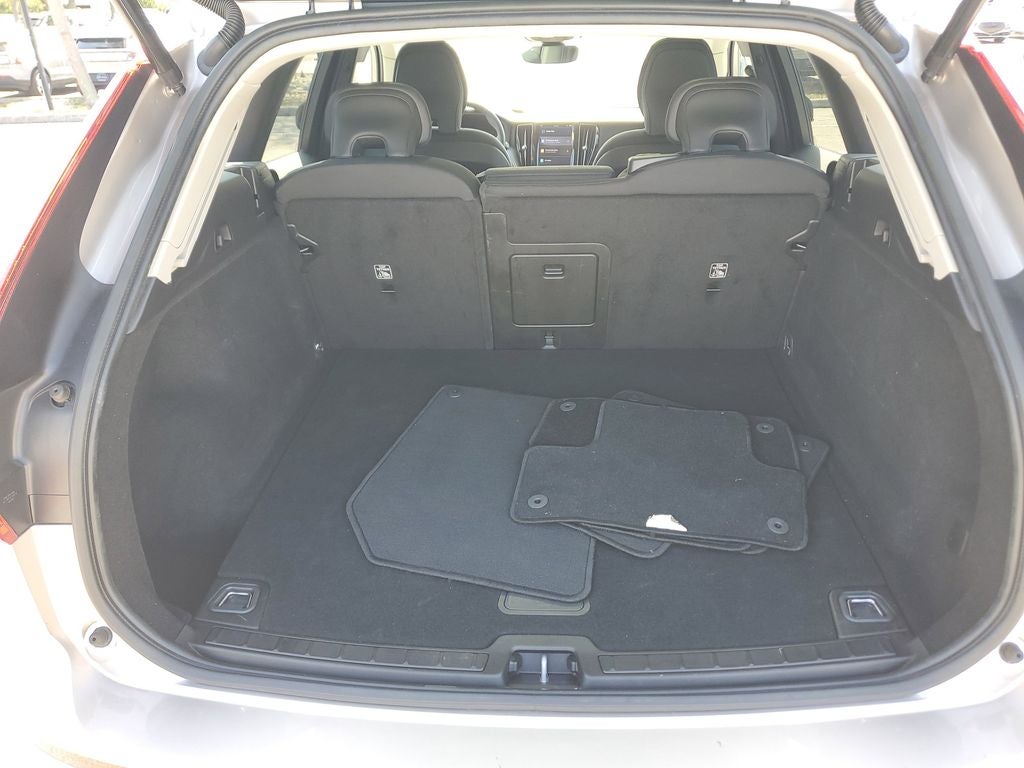 2024 Volvo XC60 Core Dark Theme