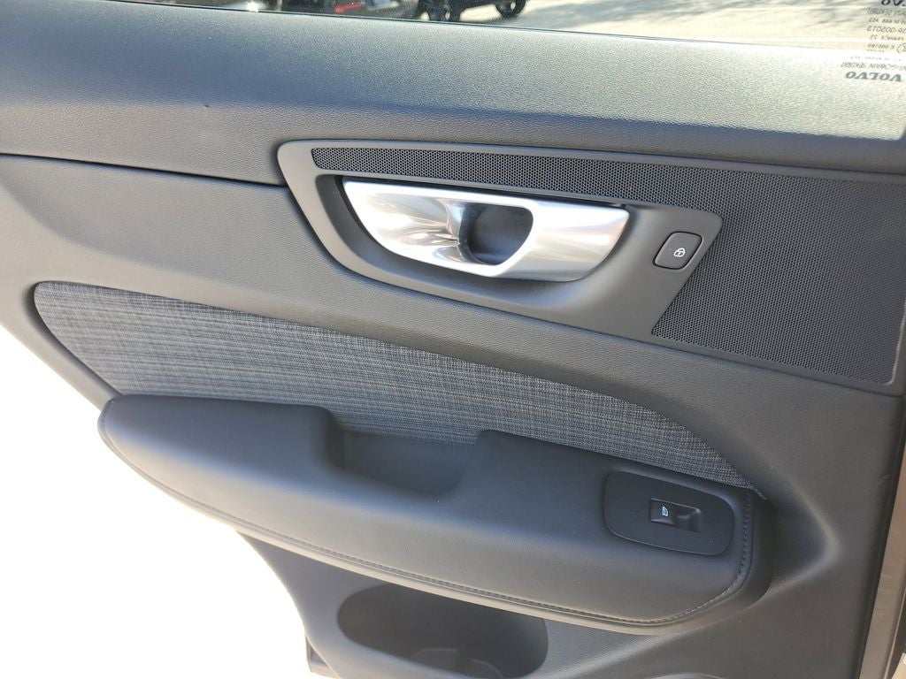 2024 Volvo XC60 Core Dark Theme