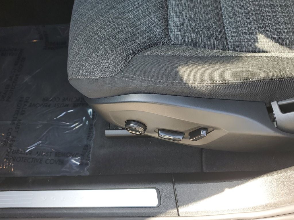 2024 Volvo XC60 Core Dark Theme