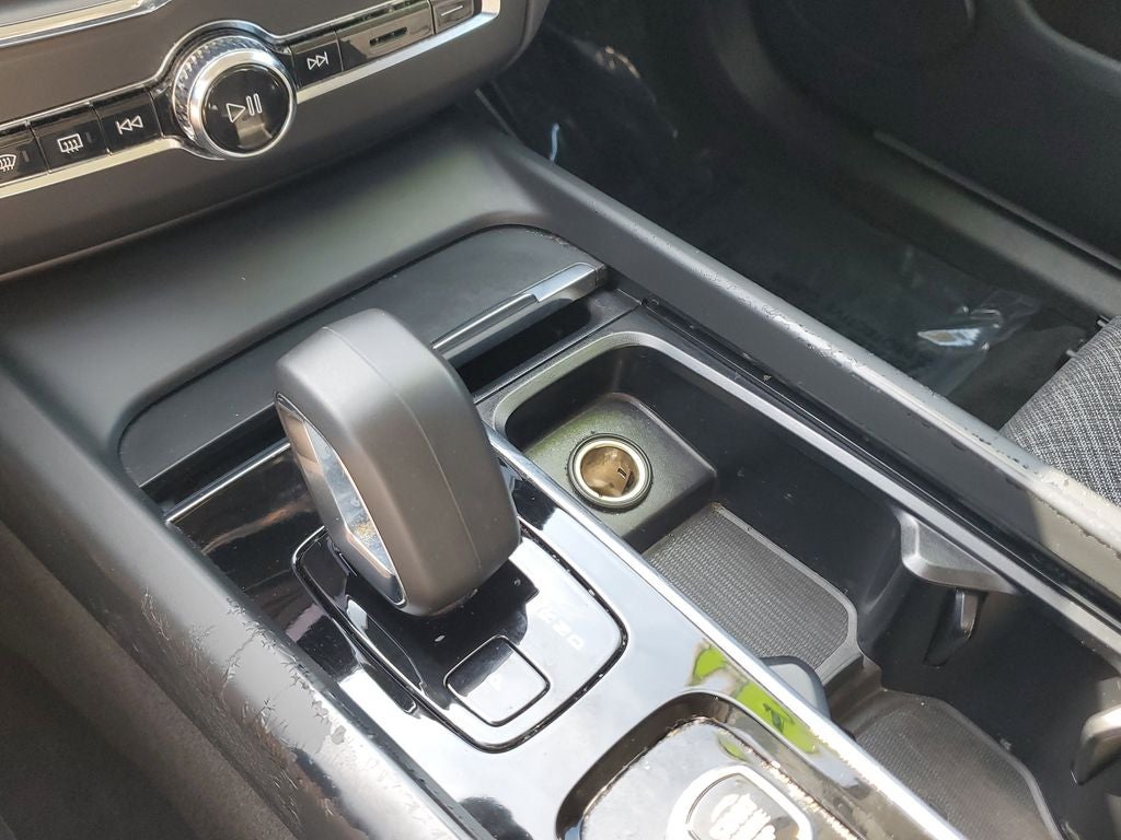 2024 Volvo XC60 Core Dark Theme