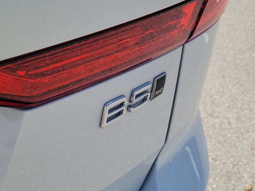 2024 Volvo XC60 Plus Dark Theme