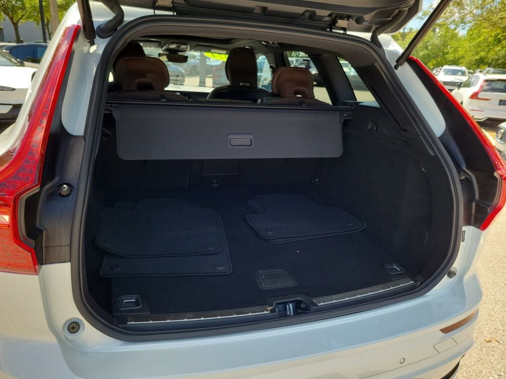 2024 Volvo XC60 Plus Dark Theme