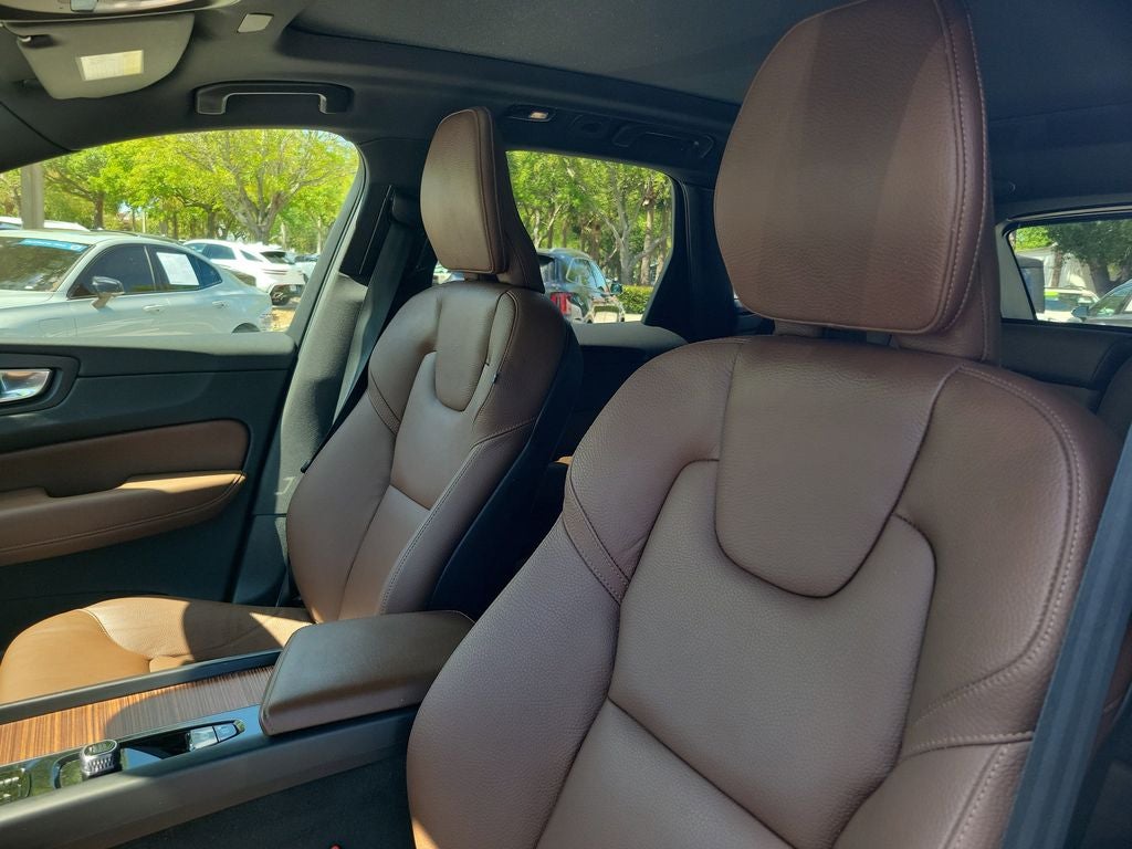 2024 Volvo XC60 Plus Dark Theme
