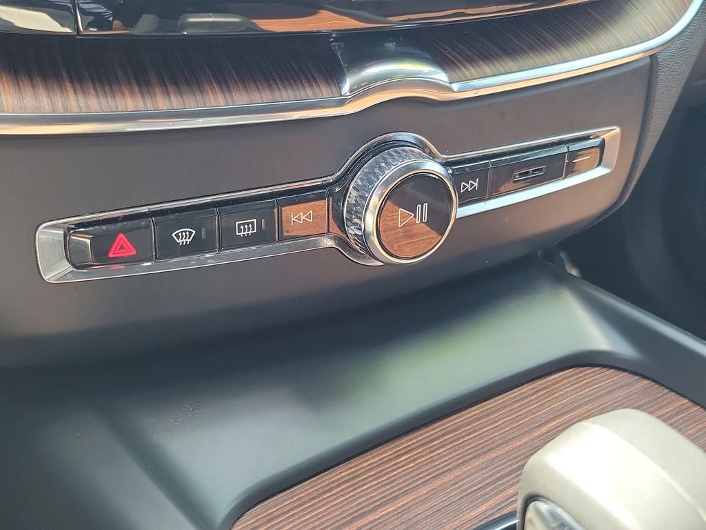 2024 Volvo XC60 Plus Dark Theme