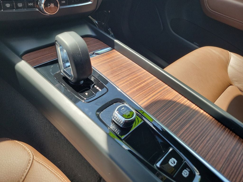 2024 Volvo XC60 Plus Dark Theme