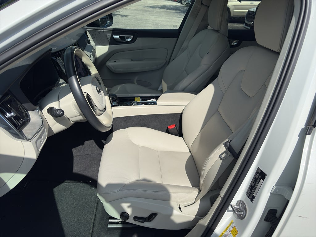 2024 Volvo XC60 Plus Dark Theme