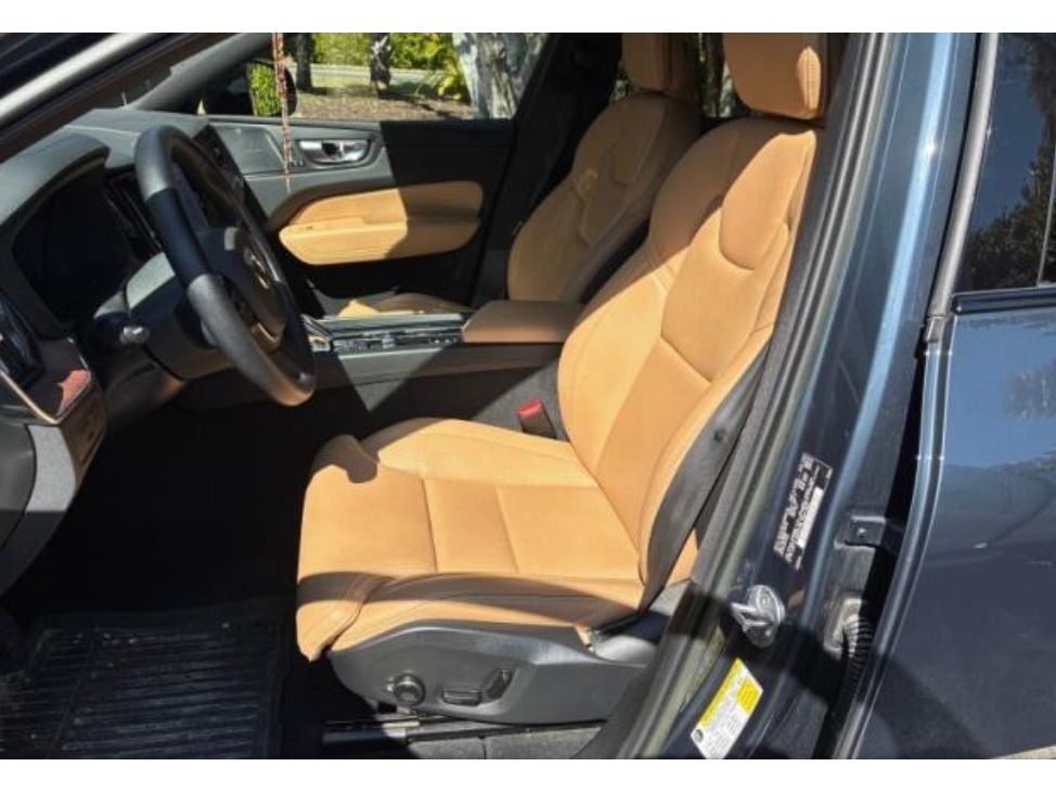 2023 Volvo XC60 Ultimate Dark Theme