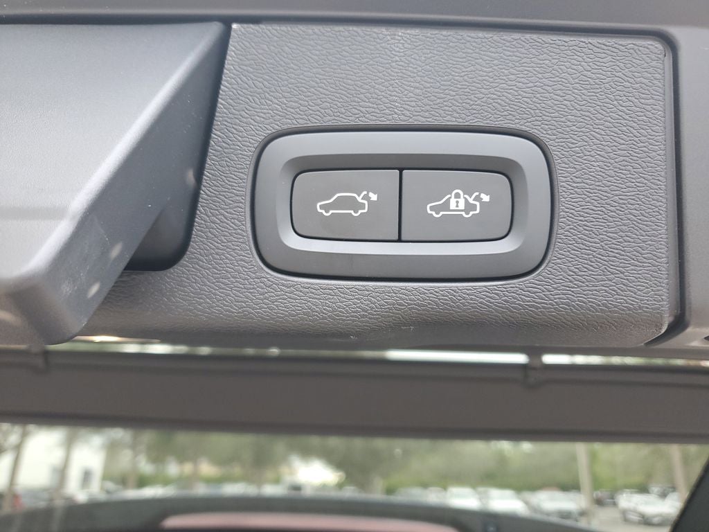 2023 Volvo XC60 Ultimate Bright Theme