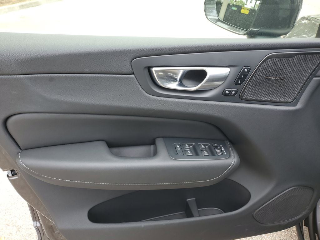 2023 Volvo XC60 Ultimate Bright Theme