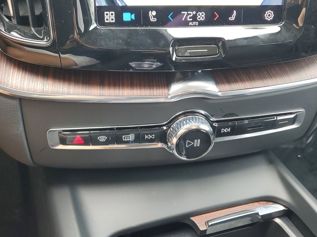 2023 Volvo XC60 Ultimate Bright Theme