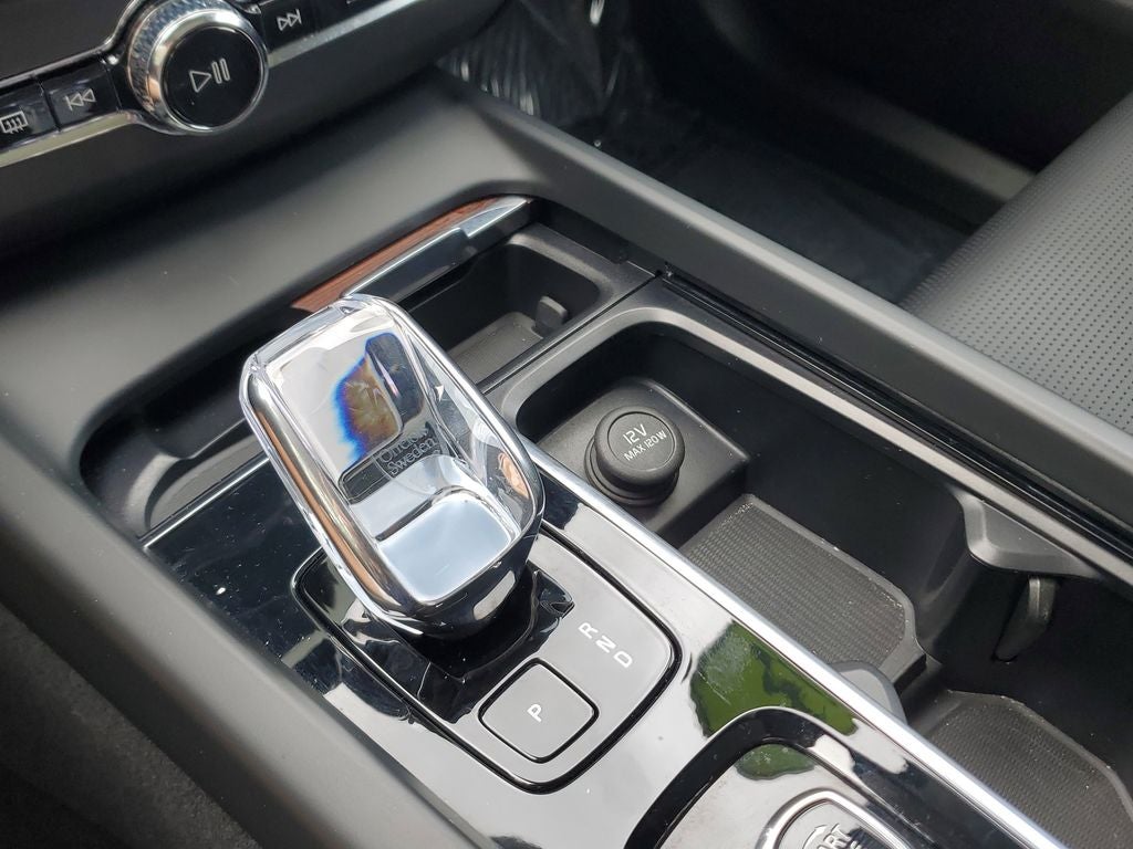 2023 Volvo XC60 Ultimate Bright Theme