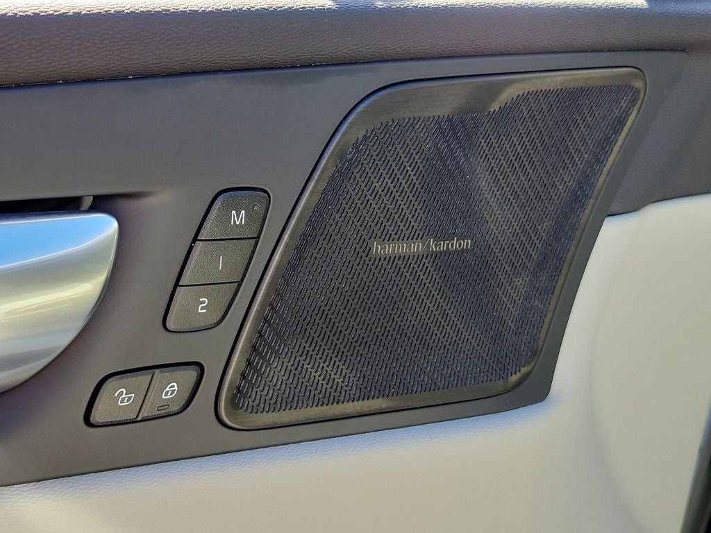 2023 Volvo XC60 Plus Bright Theme