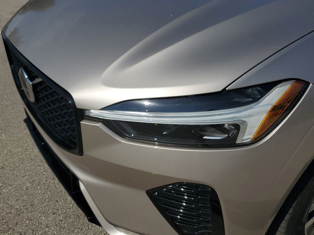 2024 Volvo XC60 Core Dark Theme