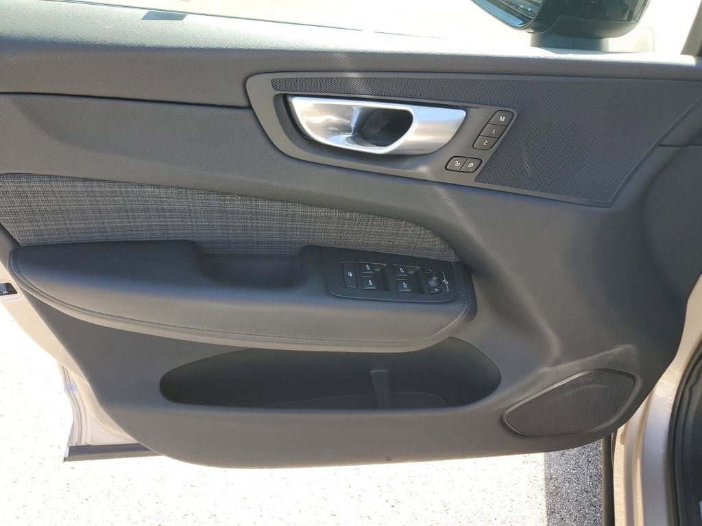 2024 Volvo XC60 Core Dark Theme