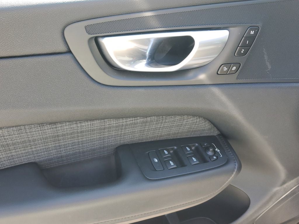 2024 Volvo XC60 Core Dark Theme