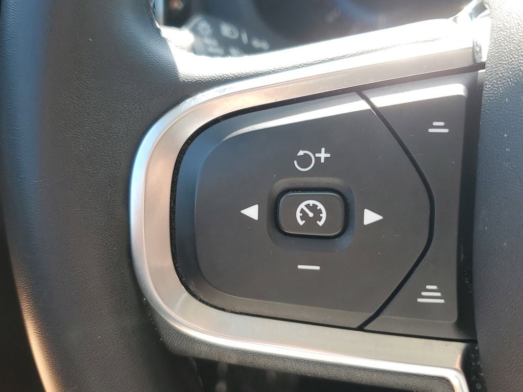 2024 Volvo XC60 Core Dark Theme